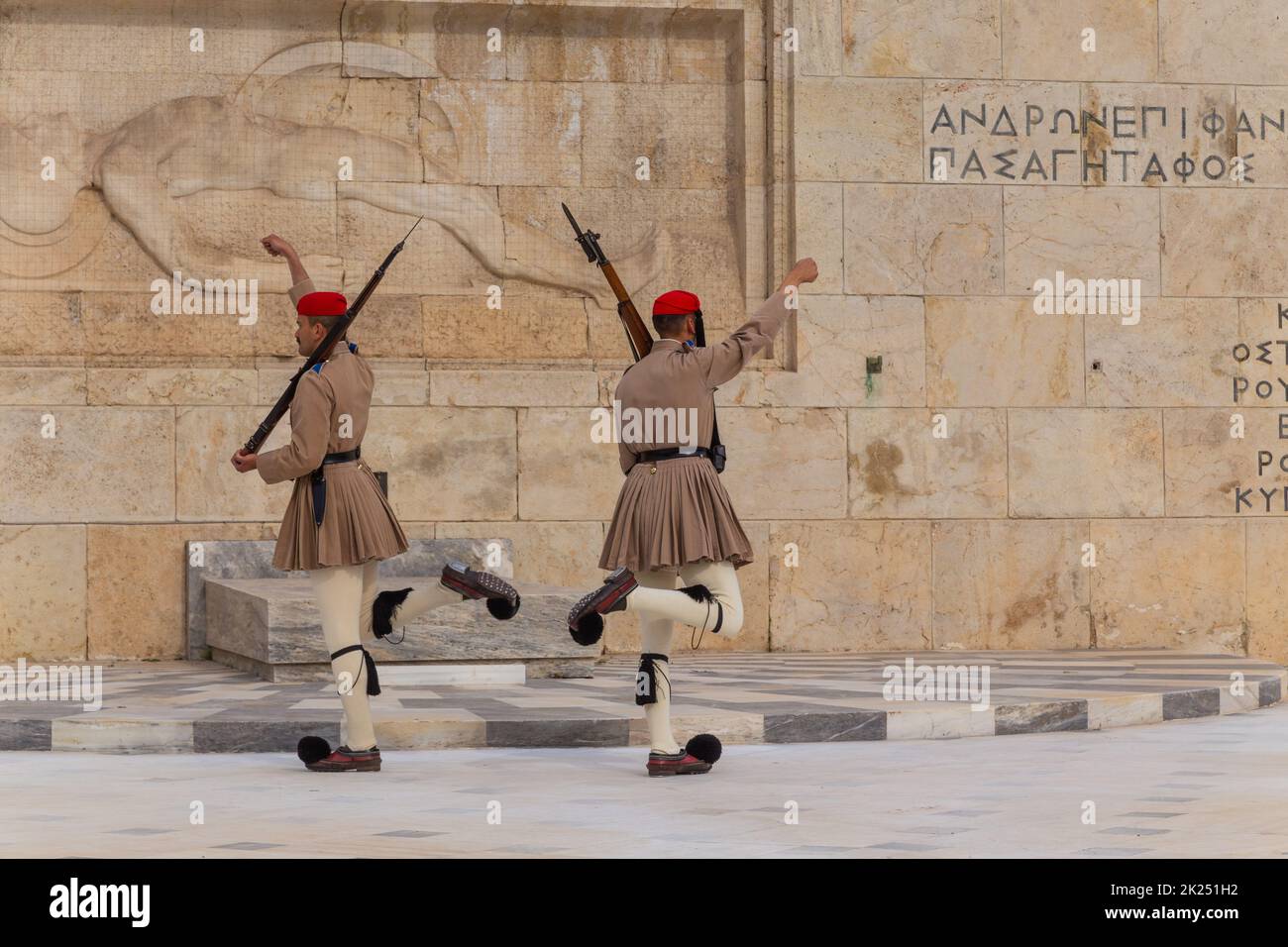 ATHÈNES, GRÈCE - MAI 06 2022: Gardes cérémoniels présidentiels - Evzones à la tombe du Soldat inconnu devant le Parlement grec, Athènes, GR Banque D'Images