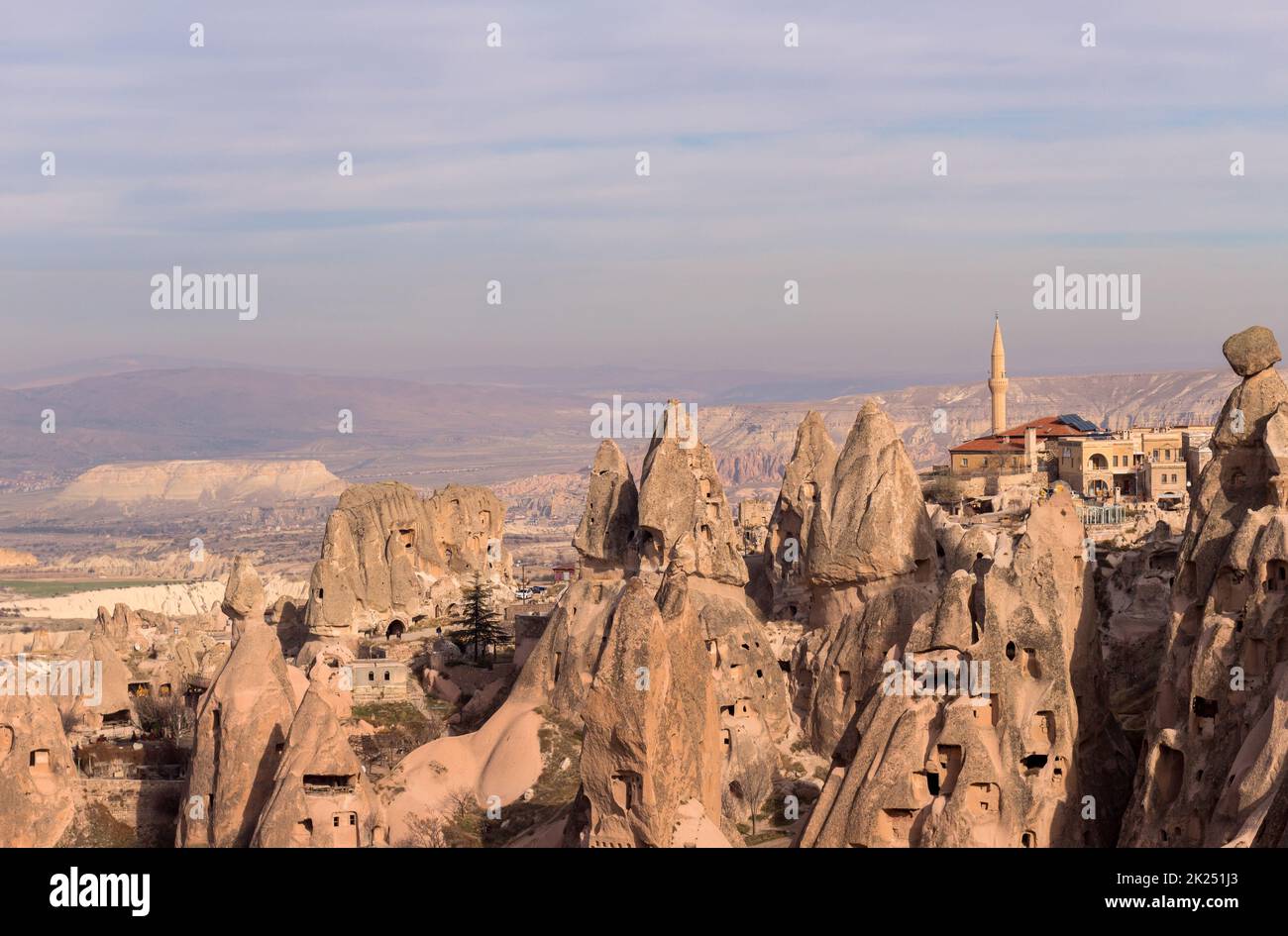 GÖREME, TURQUIE - 11 décembre 2021 : vallée de la rose en Cappadoce, Nevsehir, Turquie.Formations rocheuses uniques. Banque D'Images