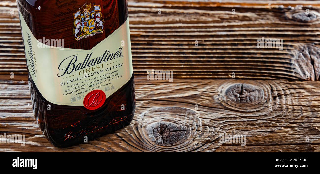 POZNAN, POL - APR 13, 2022: Bottle of Ballantine's, le deuxième whisky scotch le plus vendu au monde, produit par Pernod Ricard à Dumbarton, en Écosse Banque D'Images