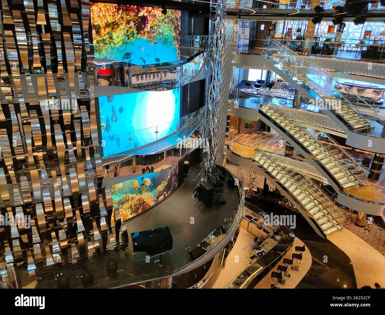 Miami, Etats-Unis - 29 avril 2022: Intérieur de l'atrium dans le nouveau navire de croisière ou nouveau navire amiral de MSC Seashore, le plus grand navire de croisière construit en Italie. Banque D'Images
