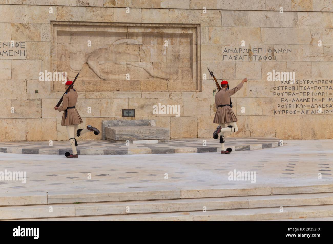 ATHÈNES, GRÈCE - MAI 06 2022: Gardes cérémoniels présidentiels - Evzones à la tombe du Soldat inconnu devant le Parlement grec, Athènes, GR Banque D'Images