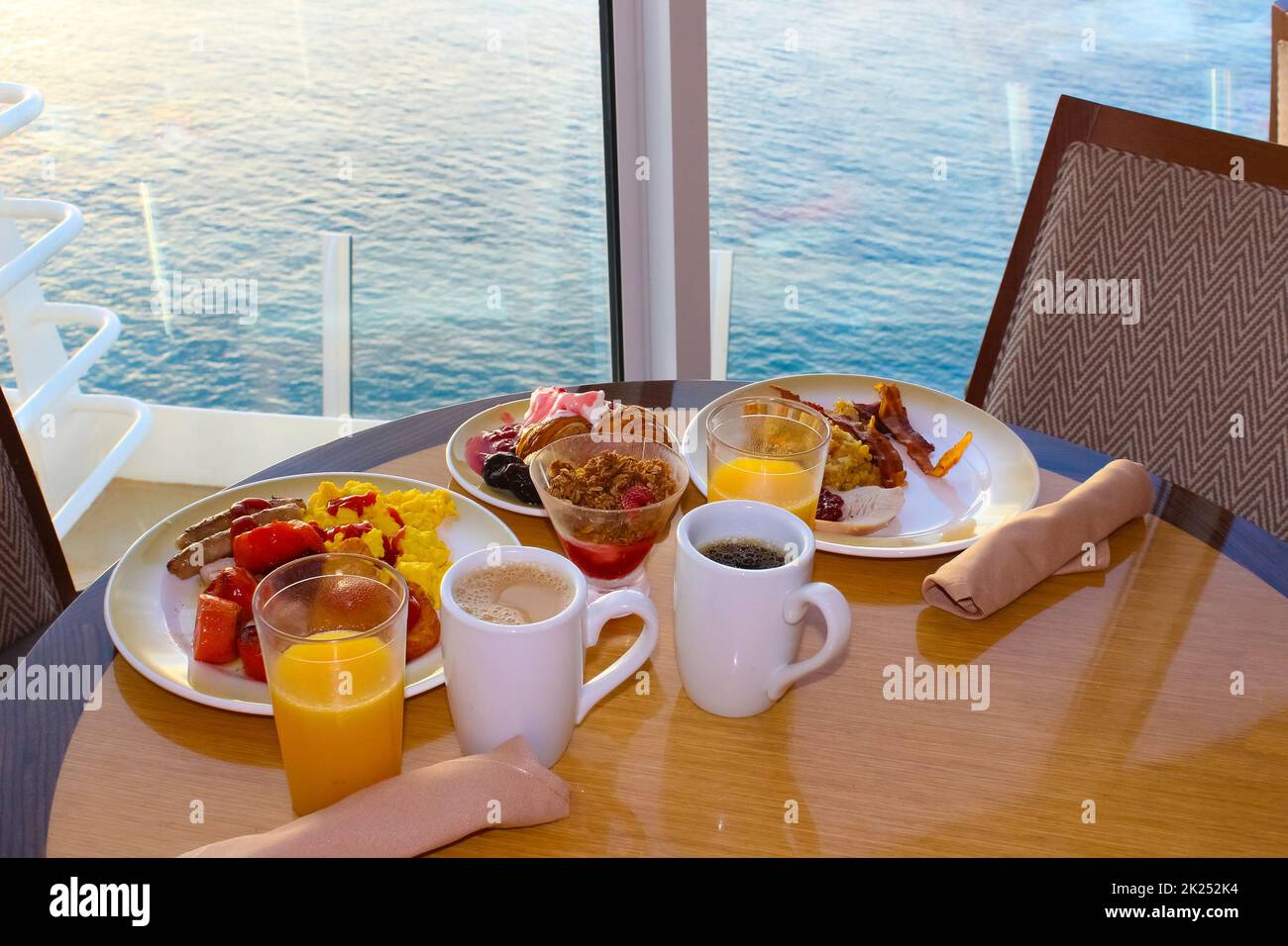 Salle à manger buffet à bord du bateau de croisière abstrait de luxe. Petit déjeuner sain au concept moderne de paquebot Banque D'Images