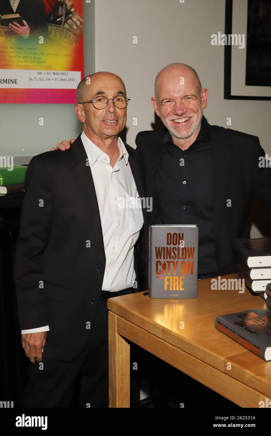 Don Winslow, Dietmar Wunder, Premierenleseung 'City on Fire', Altonaer Theatre, 24.05.2022 Banque D'Images