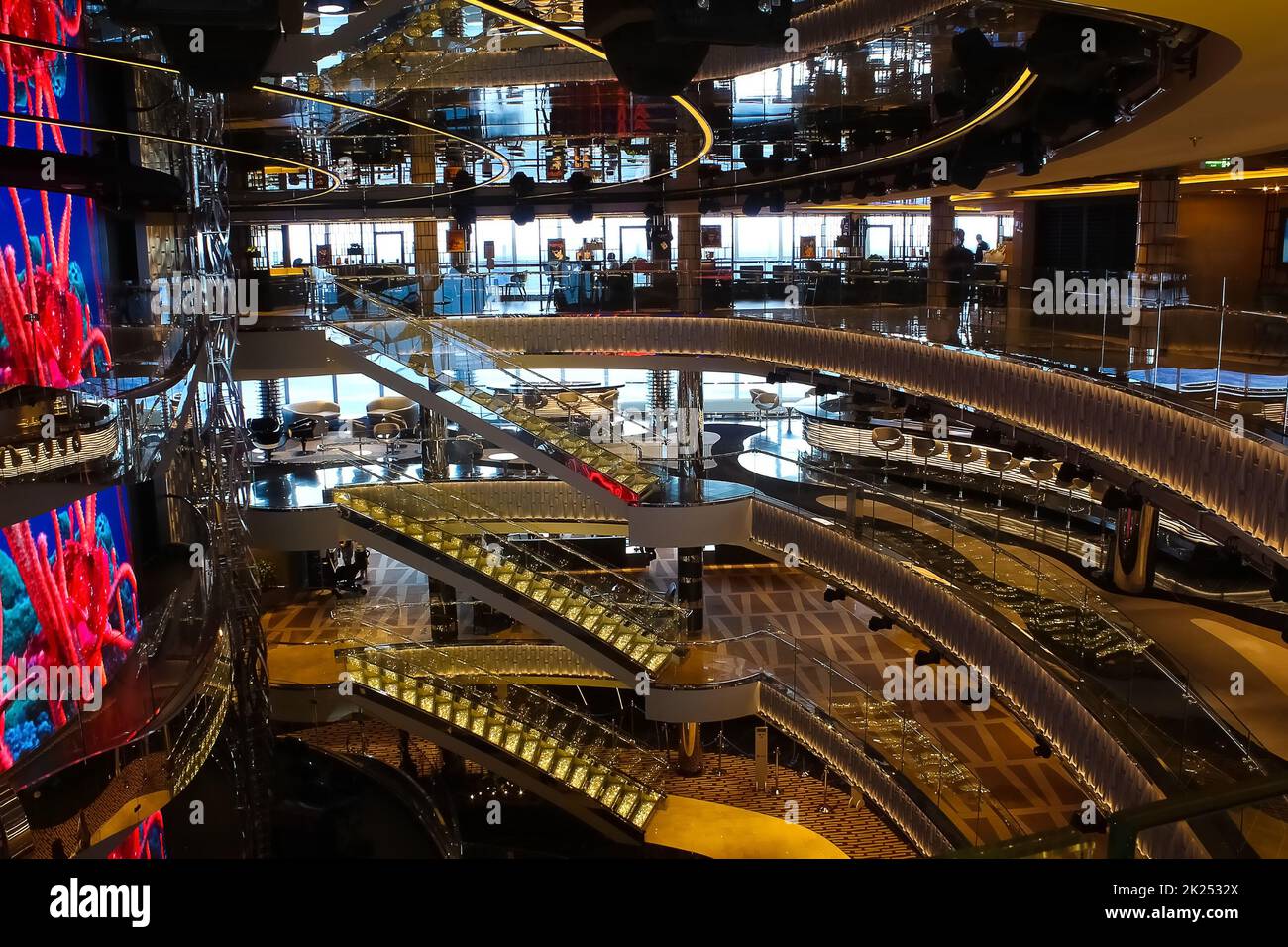 Miami, Etats-Unis - 29 avril 2022: Intérieur de l'atrium dans le nouveau navire de croisière ou nouveau navire amiral de MSC Seashore, le plus grand navire de croisière construit en Italie. Banque D'Images