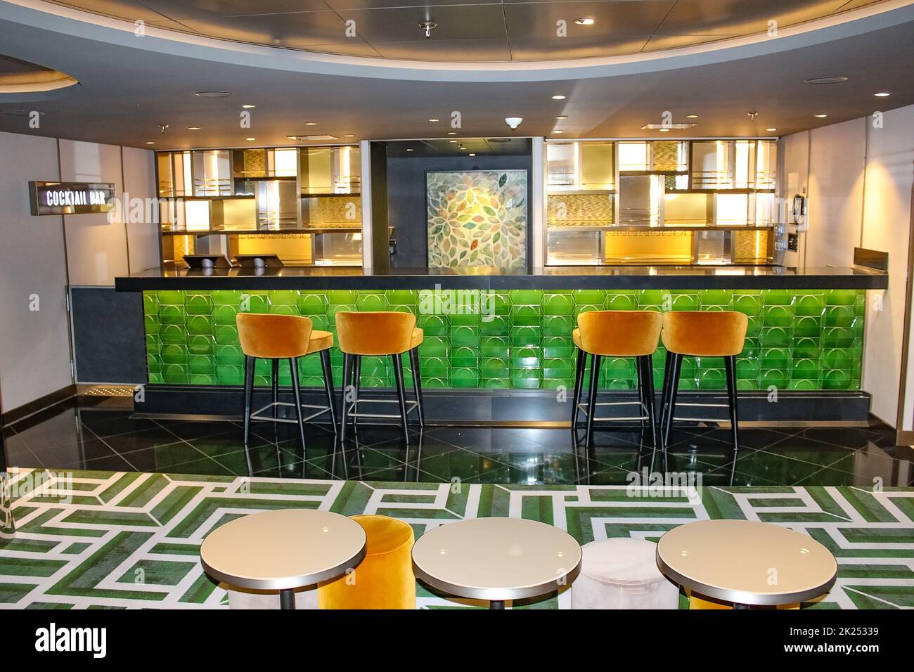 Miami, Etats-Unis - 29 avril 2022: Intérieur du bar dans le nouveau navire de croisière ou nouveau navire amiral de MSC Seashore, le plus grand navire de croisière construit en Italie. Banque D'Images