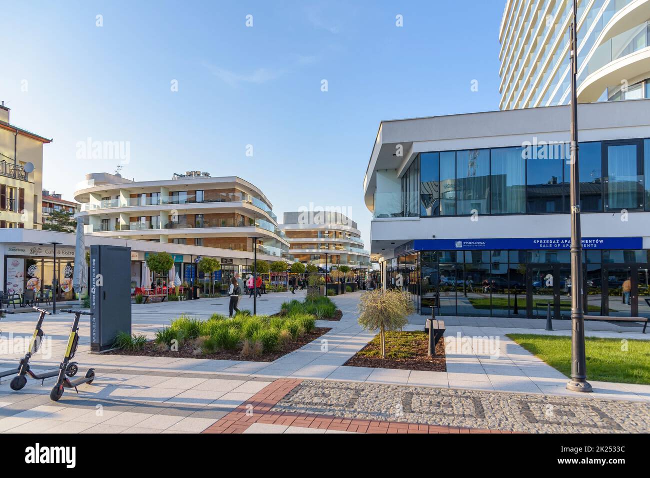 Swinoujscie, Pologne - 5 mai 2022 : les touristes marchent sur la célèbre promenade de la mer à Swinoujscie un après-midi ensoleillé Banque D'Images