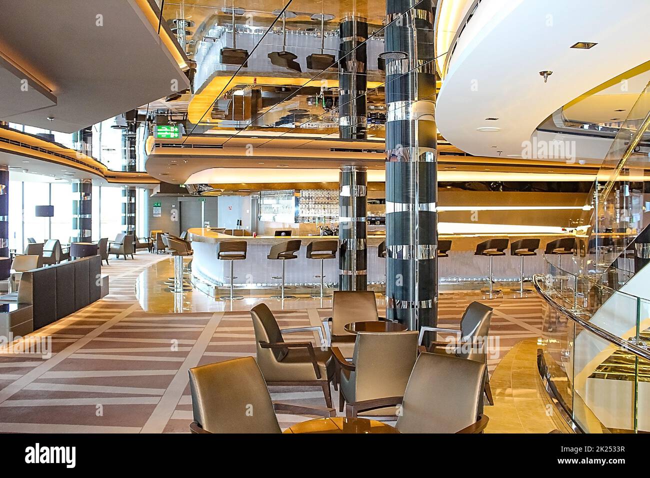 Miami, Etats-Unis - 29 avril 2022: Intérieur de l'atrium dans le nouveau navire de croisière ou nouveau navire amiral de MSC Seashore, le plus grand navire de croisière construit en Italie. Banque D'Images