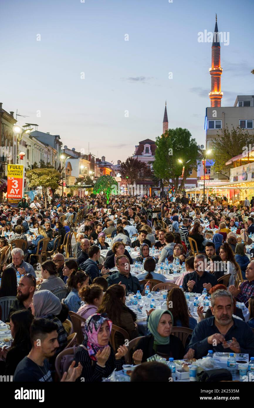 Edirne, Turquie - 27 avril 2022: Les musulmans qui jeûnent attendent l'adhan (ezan) et le repas du soir (Iftar) dans le mois du Ramadan à Edirne, Turquie. Banque D'Images Edirne, Turquie - 27 avril 2022: Les musulmans qui jeûnent attendent l'adhan (ezan) et le repas du soir (Iftar) dans le mois du Ramadan à Edirne, Turquie. Banque D'Images