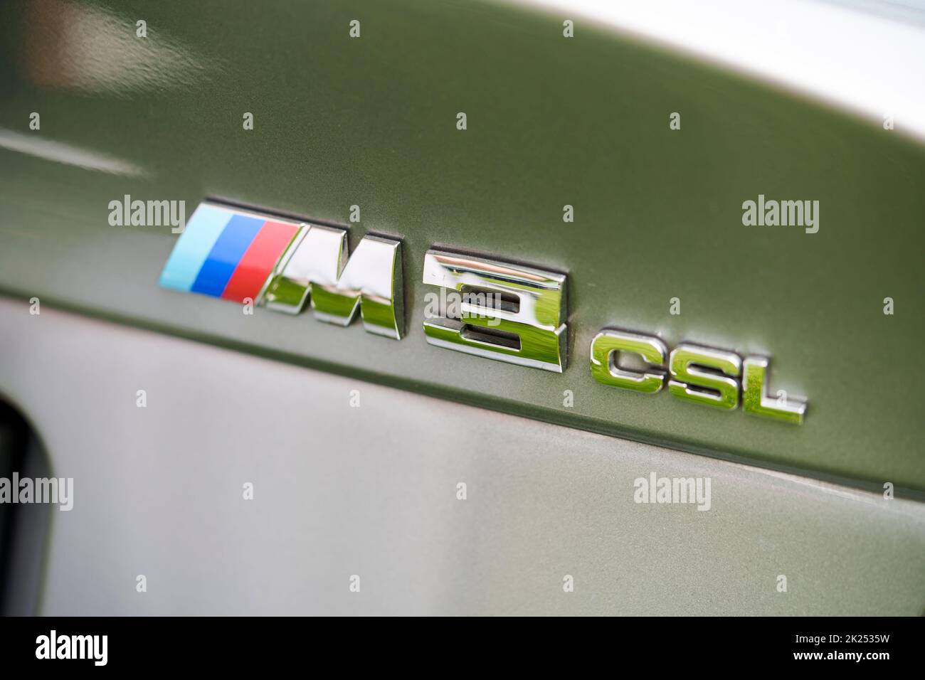 Como, Italie - 22 mai 2022 : image éditoriale d'un logo BMW M3 CSL sur une voiture. Banque D'Images Como, Italie - 22 mai 2022 : image éditoriale d'un logo BMW M3 CSL sur une voiture. Banque D'Images