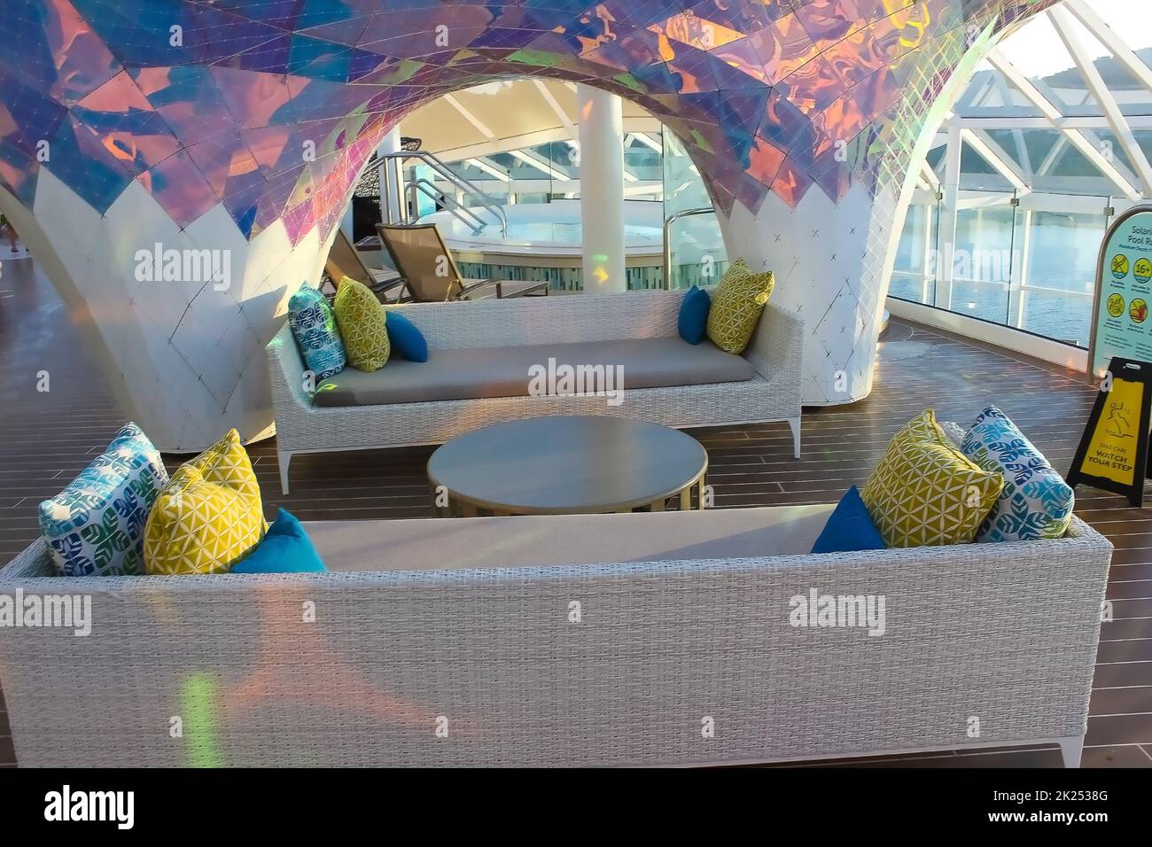 Miami, Etats-Unis - 29 avril 2022: Solarium avec piscines, bars à Symphony of the Seas est le plus grand navire de croisière à Miami, Etats-Unis sur 29 avril 2022 Banque D'Images