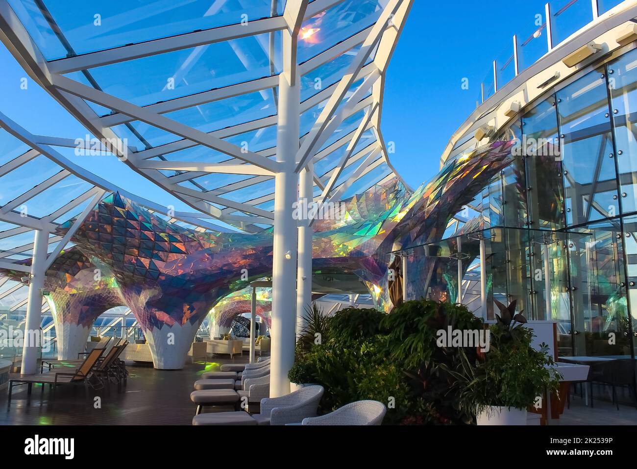 Miami, Etats-Unis - 29 avril 2022: Solarium avec piscines, bars à Symphony of the Seas est le plus grand navire de croisière à Miami, Etats-Unis sur 29 avril 2022 Banque D'Images