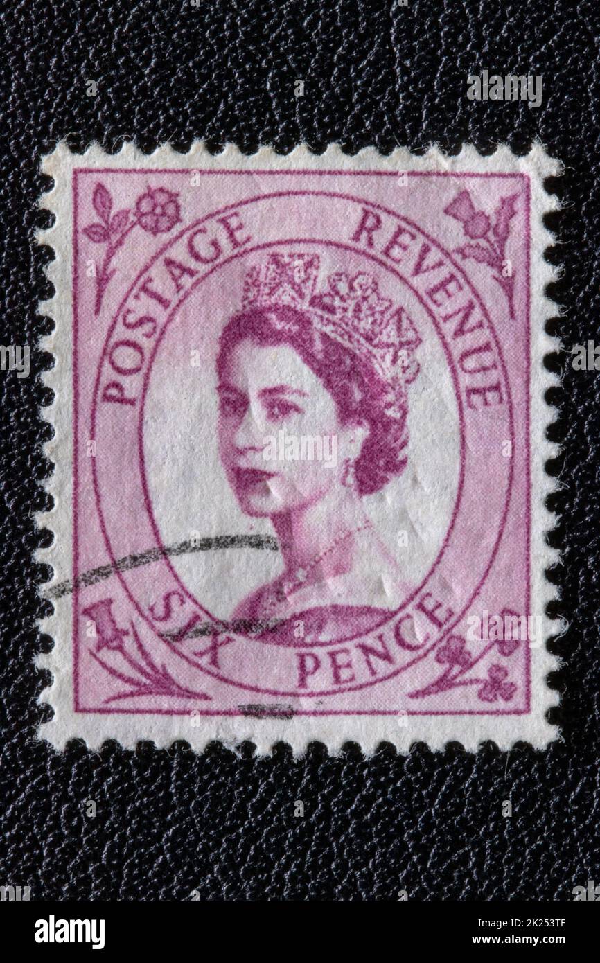 Potsdam, Allemagne - 26 avril 2022. Un ancien de Grande-Bretagne (Royaume-Uni) a émis un timbre avec le portrait de la reine Elizabeth II avec le cachet de la poste sur un lea noir Banque D'Images