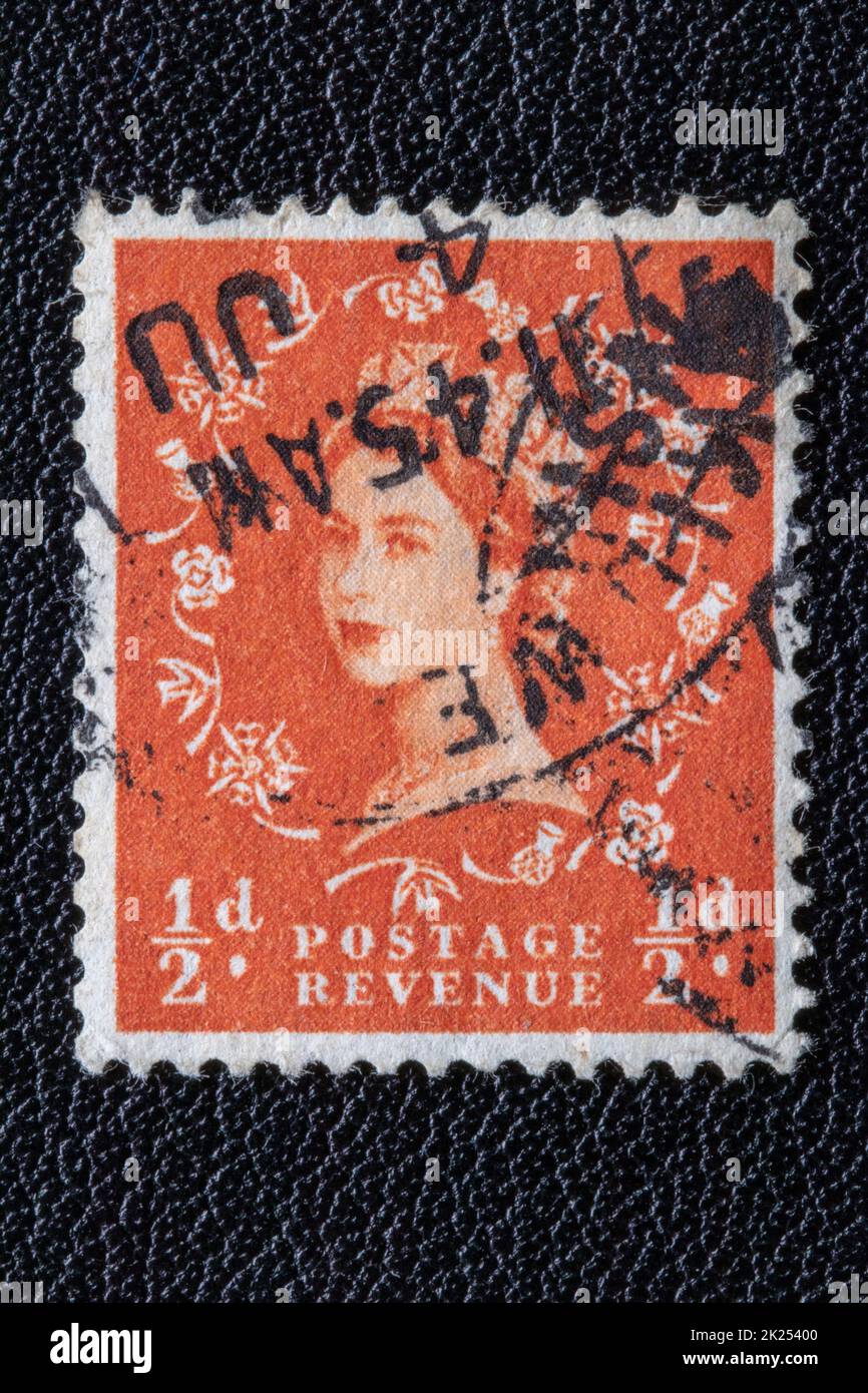 Potsdam, Allemagne - 26 avril 2022. Un ancien de Grande-Bretagne (Royaume-Uni) a émis un timbre avec le portrait de la reine Elizabeth II avec le cachet de la poste sur un lea noir Banque D'Images