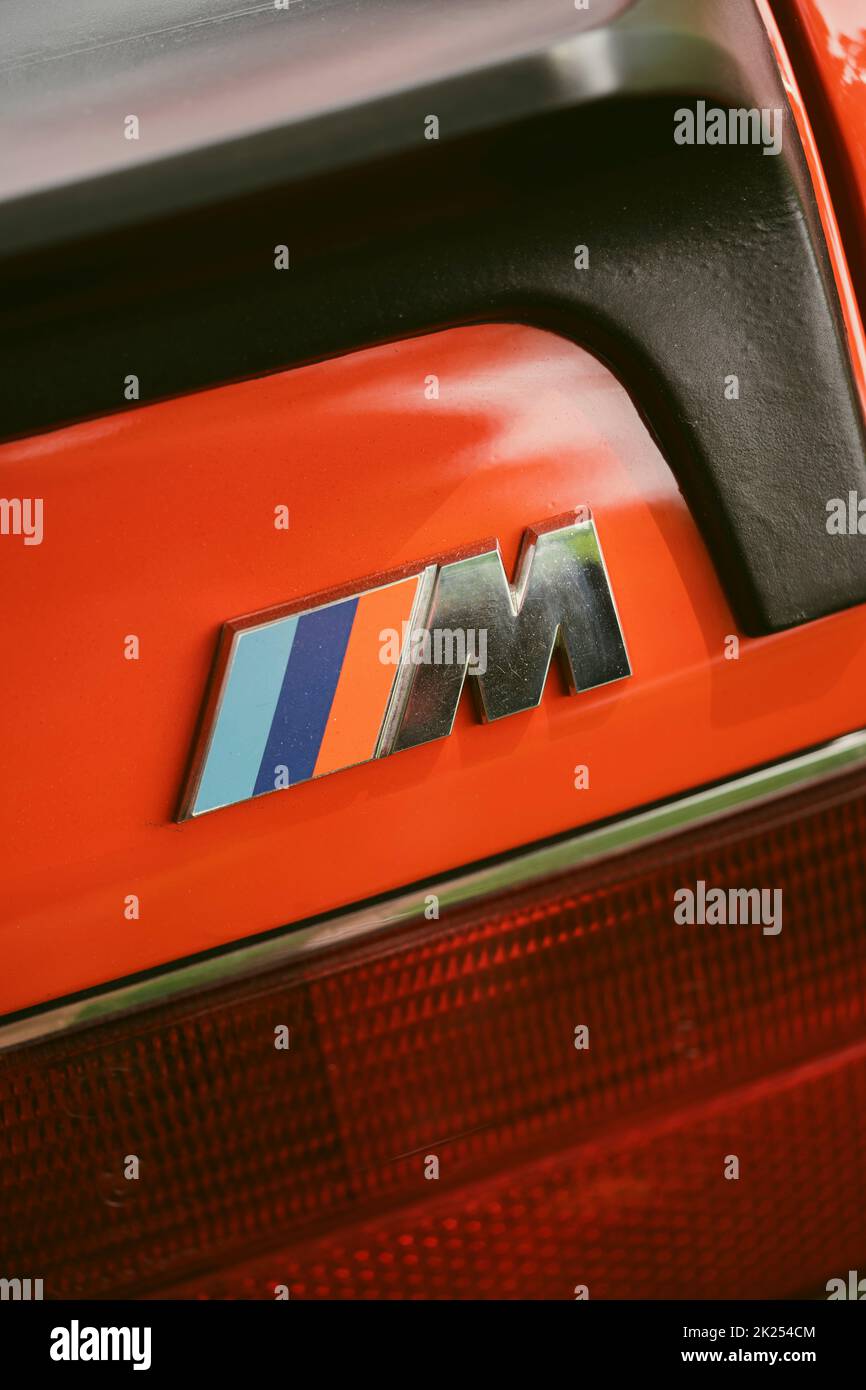 Como, Italie - 22 mai 2022 : image éditoriale d'un logo BMW M sur une voiture rouge. Banque D'Images