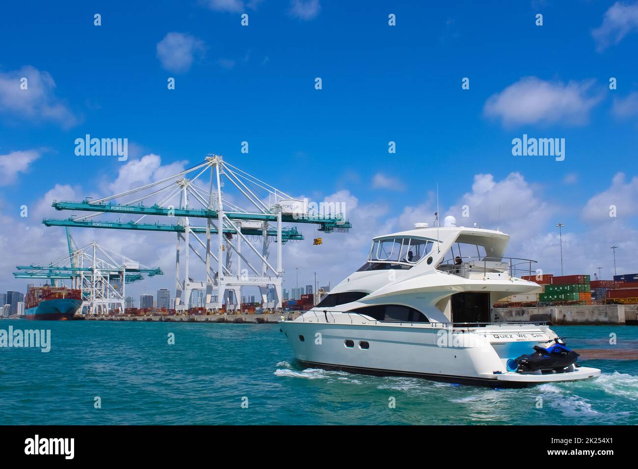 Un Si Grand Soleil 16 Avril 2022 Miami, États-Unis - 29 avril 2022 : beaucoup de conteneurs à Port Miami