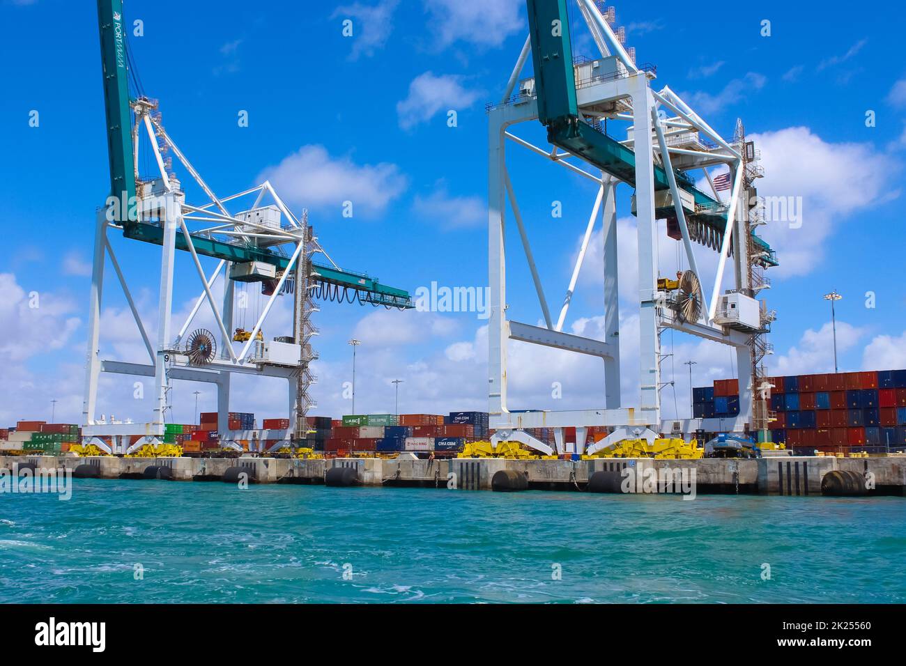 Un Si Grand Soleil 16 Avril 2022 Miami, États-Unis - 29 avril 2022 : beaucoup de conteneurs à Port Miami