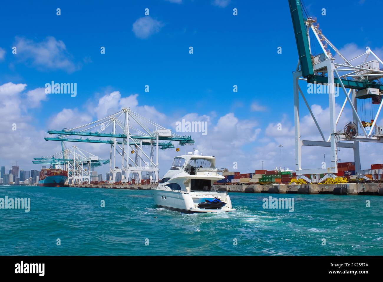Un Si Grand Soleil 16 Avril 2022 Miami, États-Unis - 29 avril 2022 : beaucoup de conteneurs à Port Miami