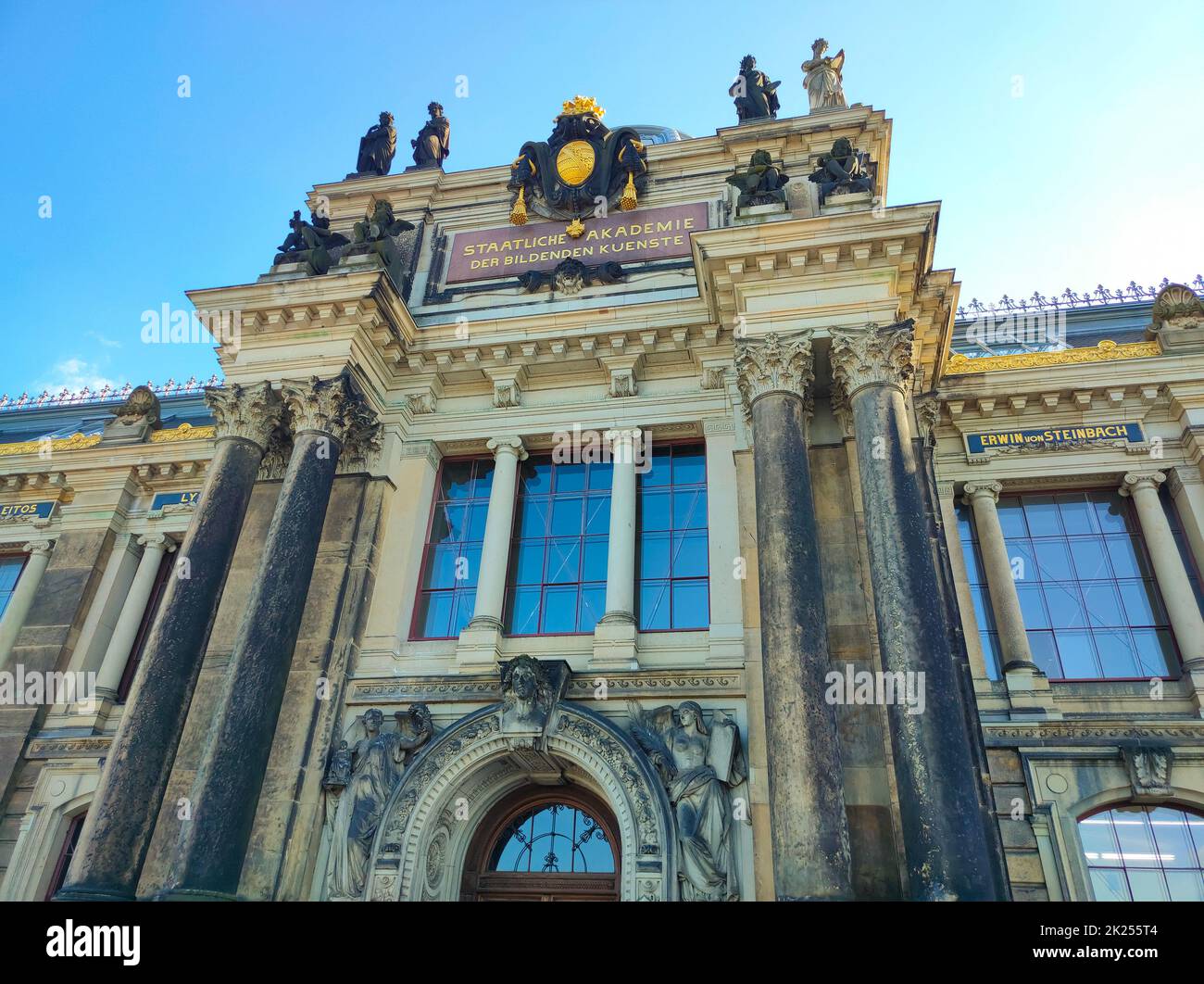 Dresde, Allemagne - 18 avril 2022 : une belle vue sur la façade de l'Académie des Arts Banque D'Images