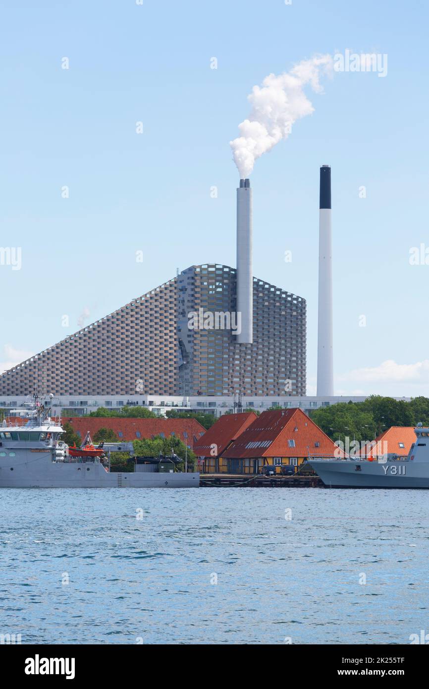 Copenhague; Danemark - 22 juin 2019 : Amager Bakke (Copenhague) est une centrale thermique et électrique combinée et une usine d'incinération des déchets sur l'île d'Amager. C'est un Banque D'Images