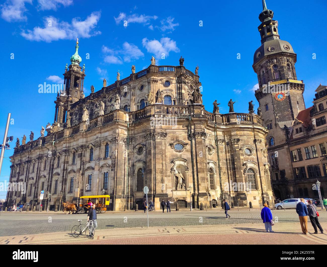 Dresde, Allemagne - 18 avril 2022: Cathédrale Katholische Hofkirche sur la place Theaterplatz. Banque D'Images