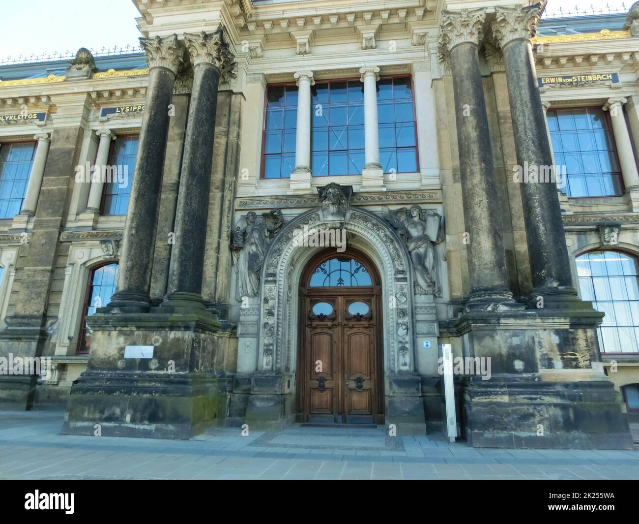 Dresde, Allemagne - 18 avril 2022 : une belle vue sur la façade de l'Académie des Arts Banque D'Images