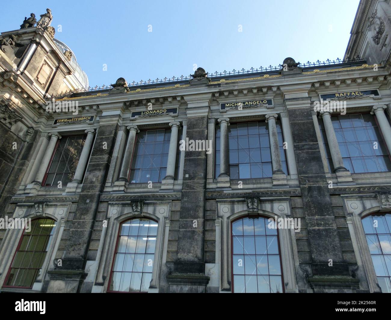 Dresde, Allemagne - 18 avril 2022 : une belle vue sur la façade de l'Académie des Arts Banque D'Images
