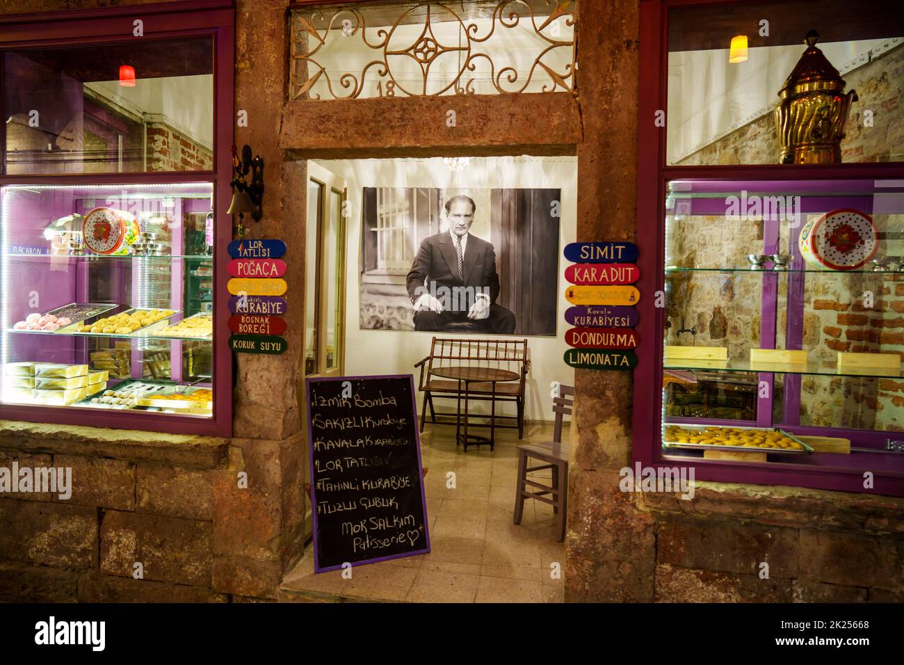 Ayvalik, Turquie - 26 avril 2022 : un portrait de Mustafa Kemal Ataturk est suspendu dans un magasin à Ayvalik, Turquie. Banque D'Images Ayvalik, Turquie - 26 avril 2022 : un portrait de Mustafa Kemal Ataturk est suspendu dans un magasin à Ayvalik, Turquie. Banque D'Images