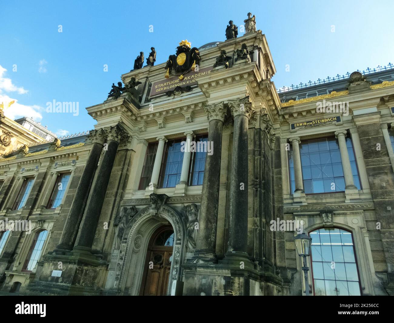 Dresde, Allemagne - 18 avril 2022 : une belle vue sur la façade de l'Académie des Arts Banque D'Images
