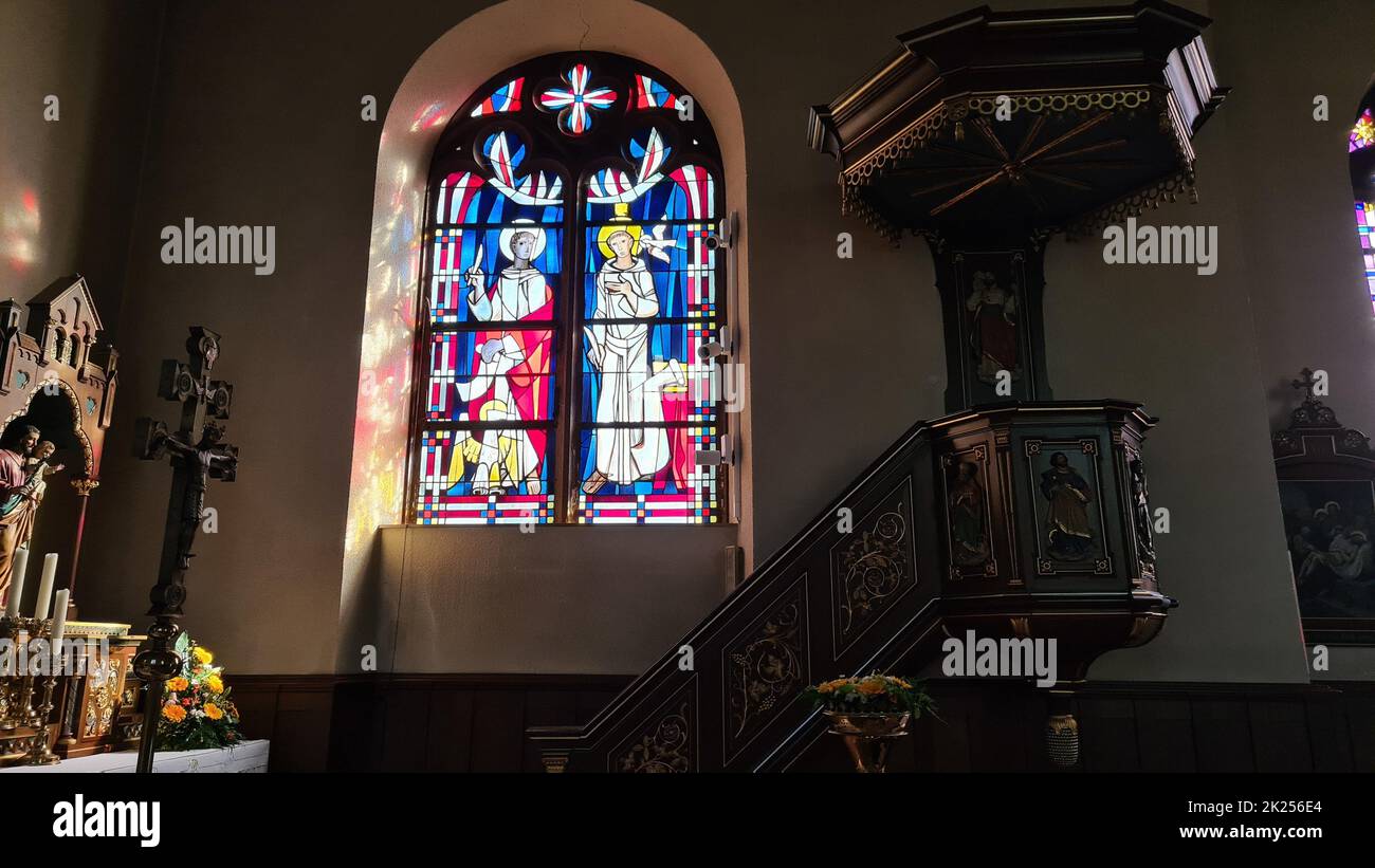 ROSPORT, LUXEMBOURG - 16 AVRIL 2022 : Rosport, Luxembourg - 16 avril 2022 : dans l'église paroissiale de Rosport près du musée Tudor à la frontière entre Banque D'Images