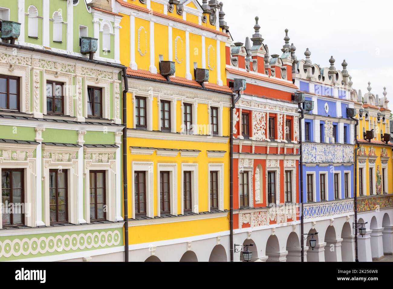 Zamosc, Pologne - 25 mai 2022: Maisons médiévales arméniennes , maisons colorées de tenement manneriste-baroque dans la vieille ville, grande place du marché Banque D'Images