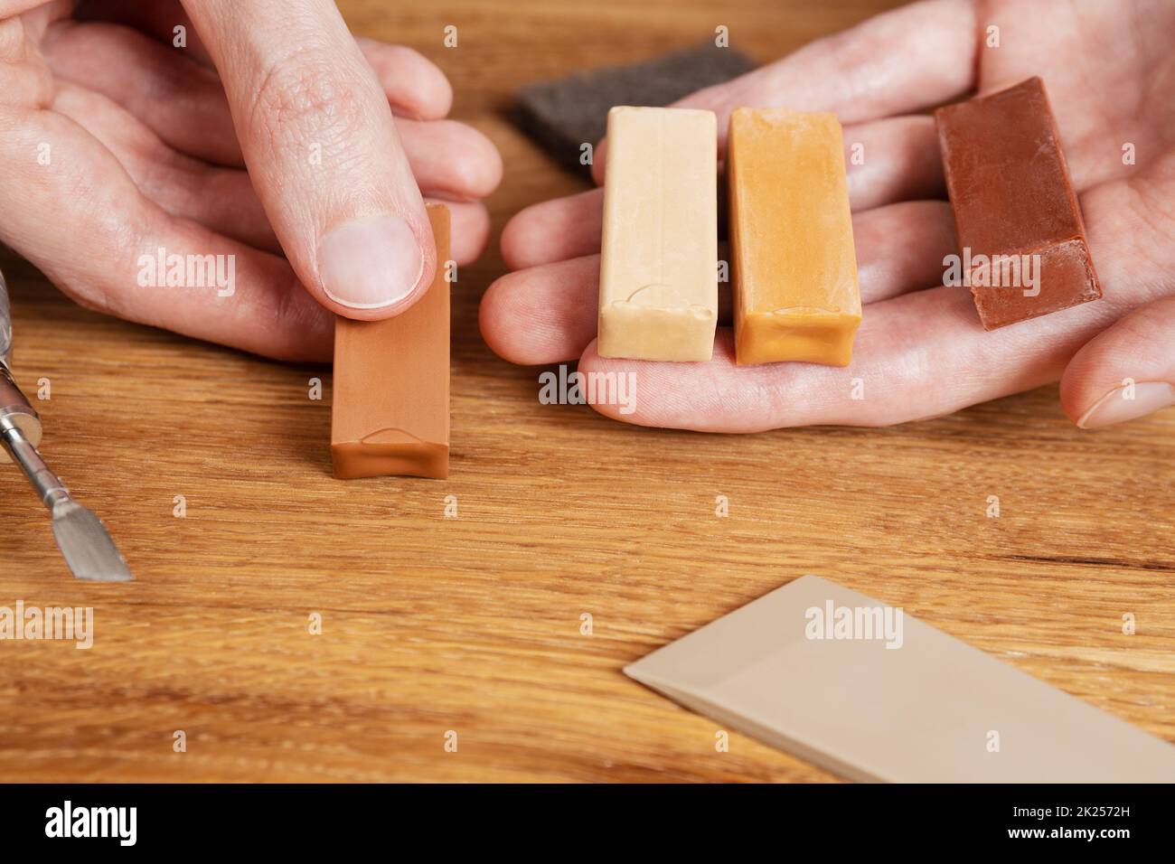 Homme couleur assortie de cire dure pour la réparation dommages fissures, rayures, bosses dans le plancher de bois. Kit de réparation professionnel stratifié ou parquet avec dur W Banque D'Images