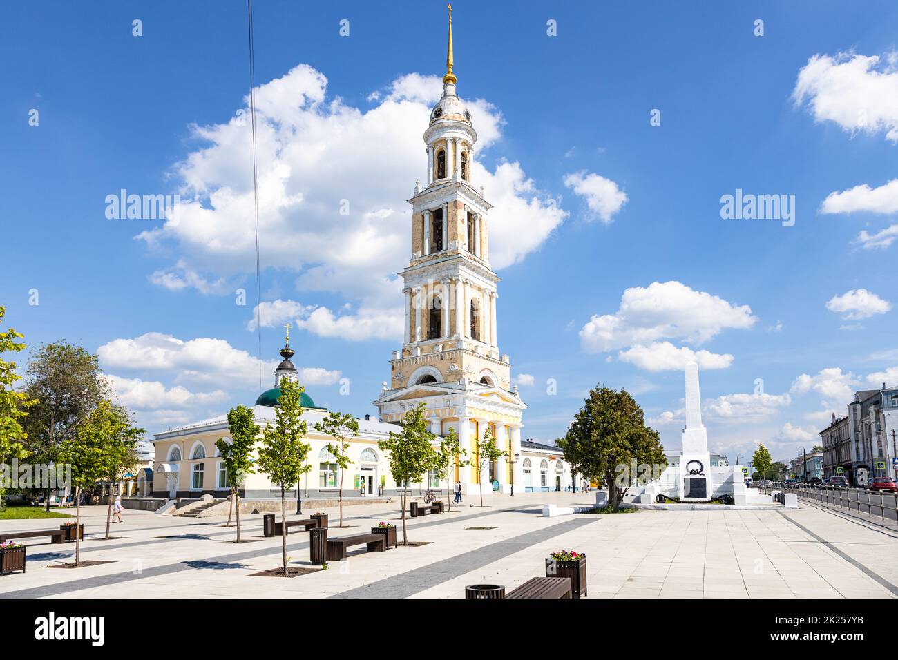 Kolomna, Russie - 10 juin 2022: Place de deux révolutions place centrale de la vieille ville de Kolomna quartier de la ville de Kolomna avec clocher église de Saint Jean Banque D'Images