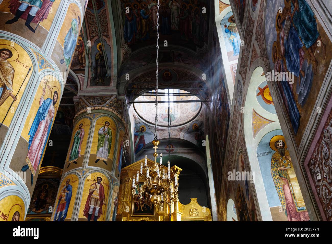 Kolomna, Russie - 11 juin 2022: Rayons de soleil de la fenêtre en Assomption (Uspenskiy) cathédrale du Kremlin de Kolomna dans la vieille ville de Kolomna Banque D'Images