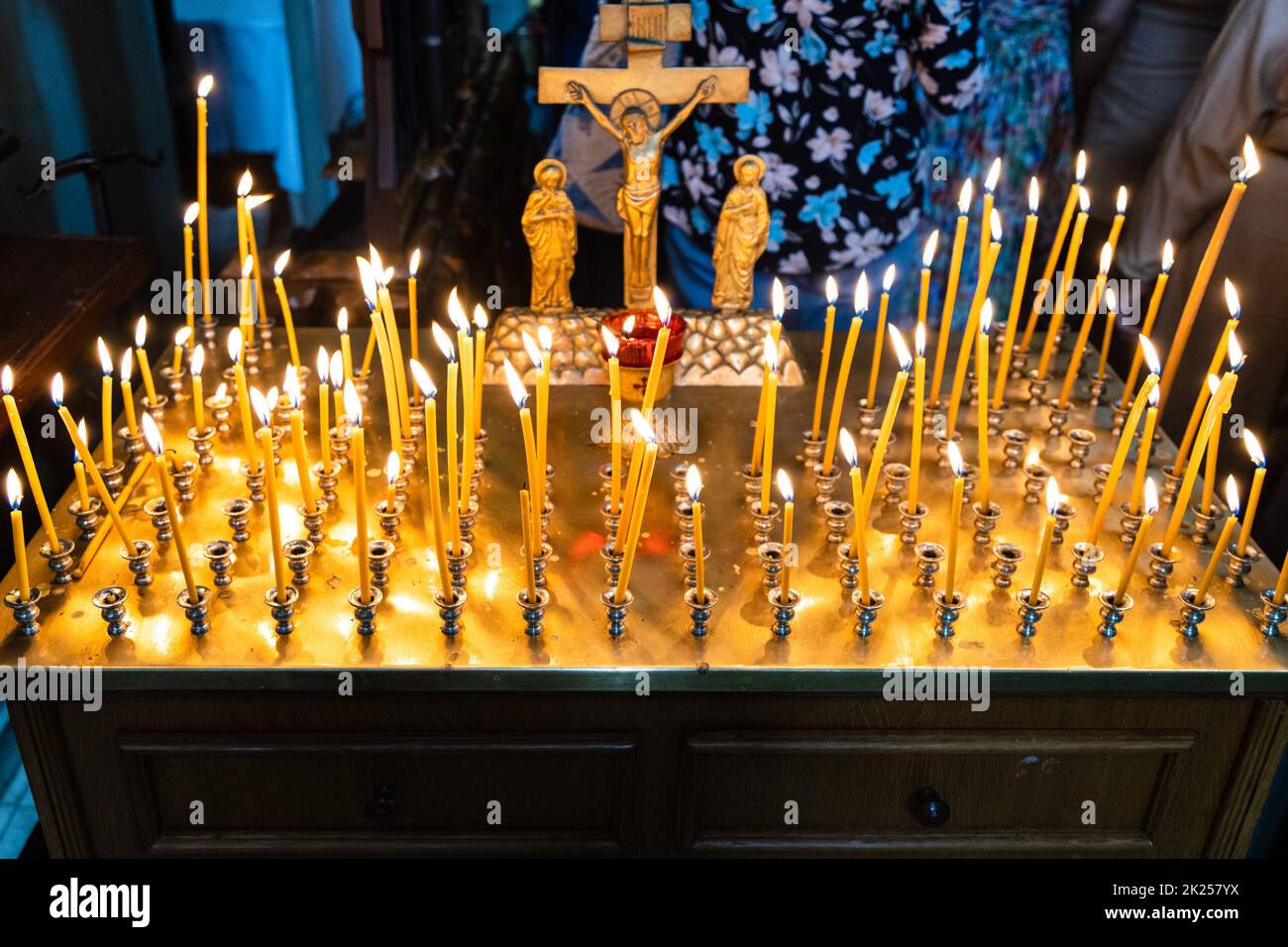 Kolomna, Russie - 11 juin 2022 : bougies allumées dans la cathédrale de l'Assomption (Uspenskiy) du Kremlin de Kolomna dans la vieille ville de Kolomna Banque D'Images