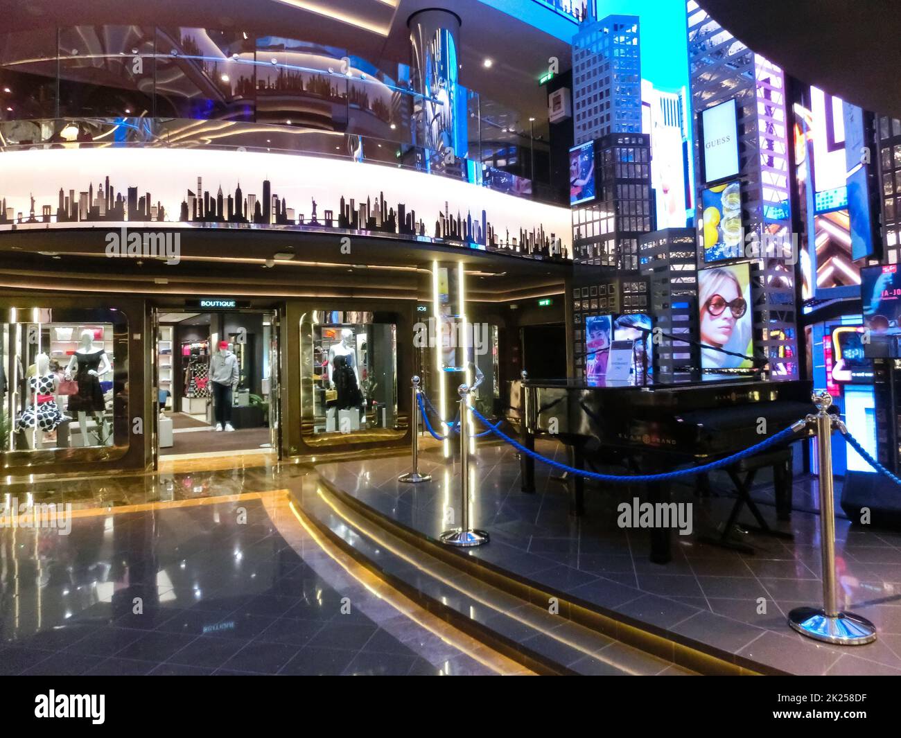 Miami, Etats-Unis - 29 avril 2022: Intérieur de l'atrium dans le nouveau navire de croisière ou nouveau navire amiral de MSC Seashore, le plus grand navire de croisière construit en Italie. Banque D'Images