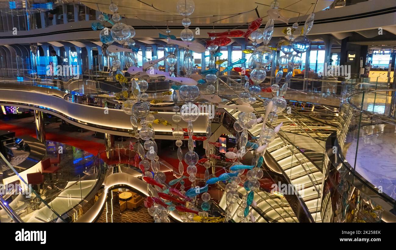 Miami, Etats-Unis - 29 avril 2022: Intérieur de l'atrium dans le nouveau navire de croisière ou nouveau navire amiral de MSC Seashore, le plus grand navire de croisière construit en Italie. Banque D'Images