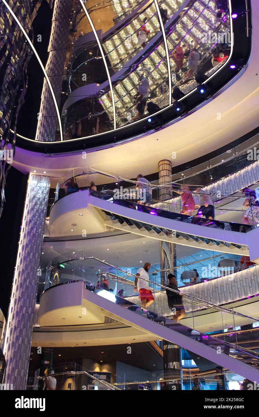 Miami, Etats-Unis - 29 avril 2022: Intérieur de l'atrium dans le nouveau navire de croisière ou nouveau navire amiral de MSC Seashore, le plus grand navire de croisière construit en Italie. Banque D'Images