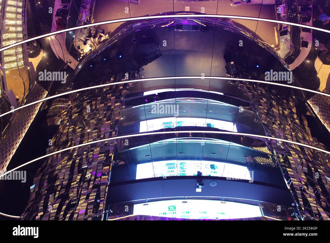 Miami, Etats-Unis - 29 avril 2022: Intérieur de l'atrium dans le nouveau navire de croisière ou nouveau navire amiral de MSC Seashore, le plus grand navire de croisière construit en Italie. Banque D'Images