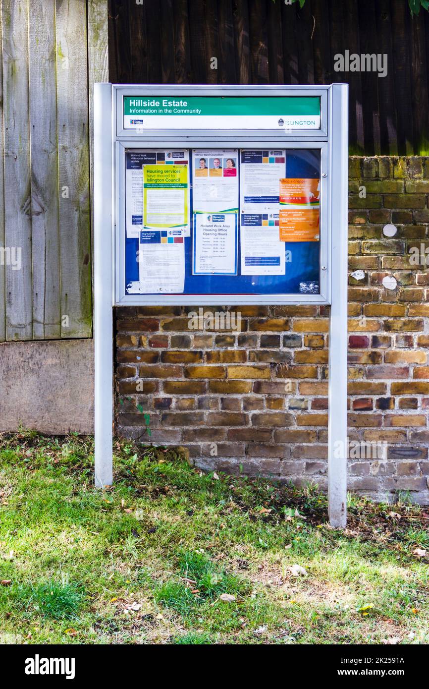 Un panneau d'information sur le domaine Hillside à North Islington, Londres, Royaume-Uni Banque D'Images