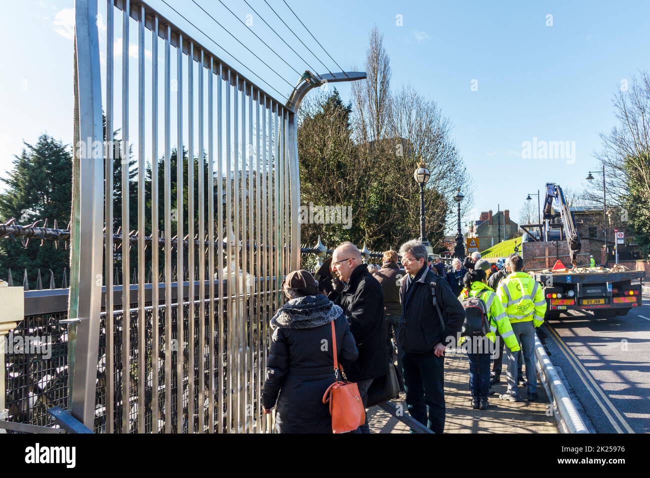 Local campaigners and council officers watch as a sample anti-suicide fence panel is installed on Hornsey Lane bridge in North London, UK Banque D'Images