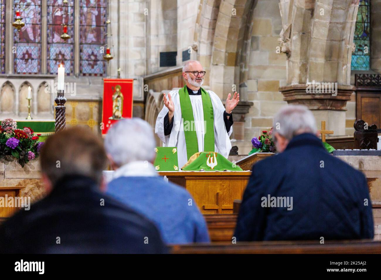 La danse annuelle de la Corne de Abbotts Bromley. Sur la photo, le Revd Simon Davis interprète la messe avant que les cornes ne soient récupérées des murs.les danseurs folkloriques retirent les cornes des murs de l'église Saint-Nicolas à 8am et se rendent à la danse toute la journée en visitant les villages voisins, en retournant les cornes pour une autre année aux murs de chuch à 8pm. Un service de bénédiction à 7am a lieu sous la direction de Revd Simon Davis.in 2022. La danse de la corne a lieu depuis le 12th siècle. Banque D'Images