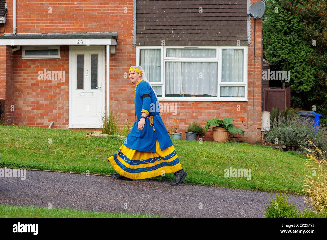 La danse annuelle de la Corne de Abbotts Bromley. Sur la photo, les coups de Maid Marian aux portes de la région à Abbotts Bromley indiquent aux gens que la danse des cornes est en cours. Les danseurs folkloriques retirent les cornes des murs de l'église Saint-Nicolas à 8am et se rendent à la danse toute la journée en visitant les villages voisins, en retournant les cornes pour une autre année aux murs du chuch à 8pm. Un service de bénédiction à 7am a lieu sous la direction de Revd Simon Davis.in 2022. La danse de la corne a lieu depuis le 12th siècle. Banque D'Images