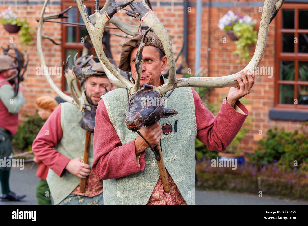 La danse annuelle de la Corne de Abbotts Bromley. Sur la photo, les cerfs-hommes dansent autour du village d'Abbotts Bromley. Les danseurs folkloriques retirent les cornes des murs de l'église Saint-Nicolas à 8am et se rendent à la danse toute la journée en visitant les villages voisins, en retournant les cornes pour une autre année aux murs du chuch à 8pm. Un service de bénédiction à 7am a lieu sous la direction de Revd Simon Davis.in 2022. La danse de la corne a lieu depuis le 12th siècle. Banque D'Images