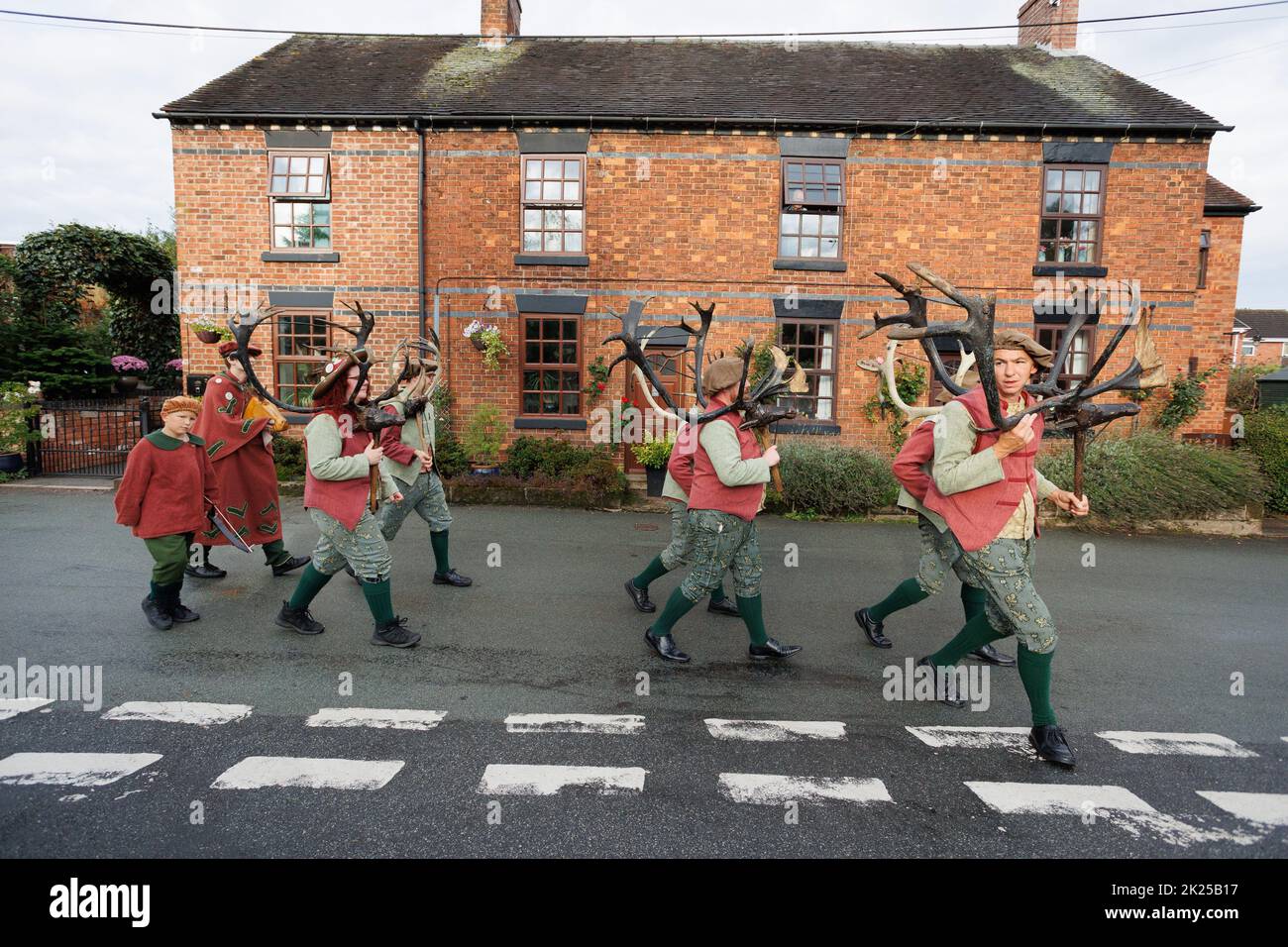 La danse annuelle de la Corne de Abbotts Bromley. Sur la photo, les cerfs-hommes dansent autour du village d'Abbotts Bromley. Les danseurs folkloriques retirent les cornes des murs de l'église Saint-Nicolas à 8am et se rendent à la danse toute la journée en visitant les villages voisins, en retournant les cornes pour une autre année aux murs du chuch à 8pm. Un service de bénédiction à 7am a lieu sous la direction de Revd Simon Davis.in 2022. La danse de la corne a lieu depuis le 12th siècle. Banque D'Images