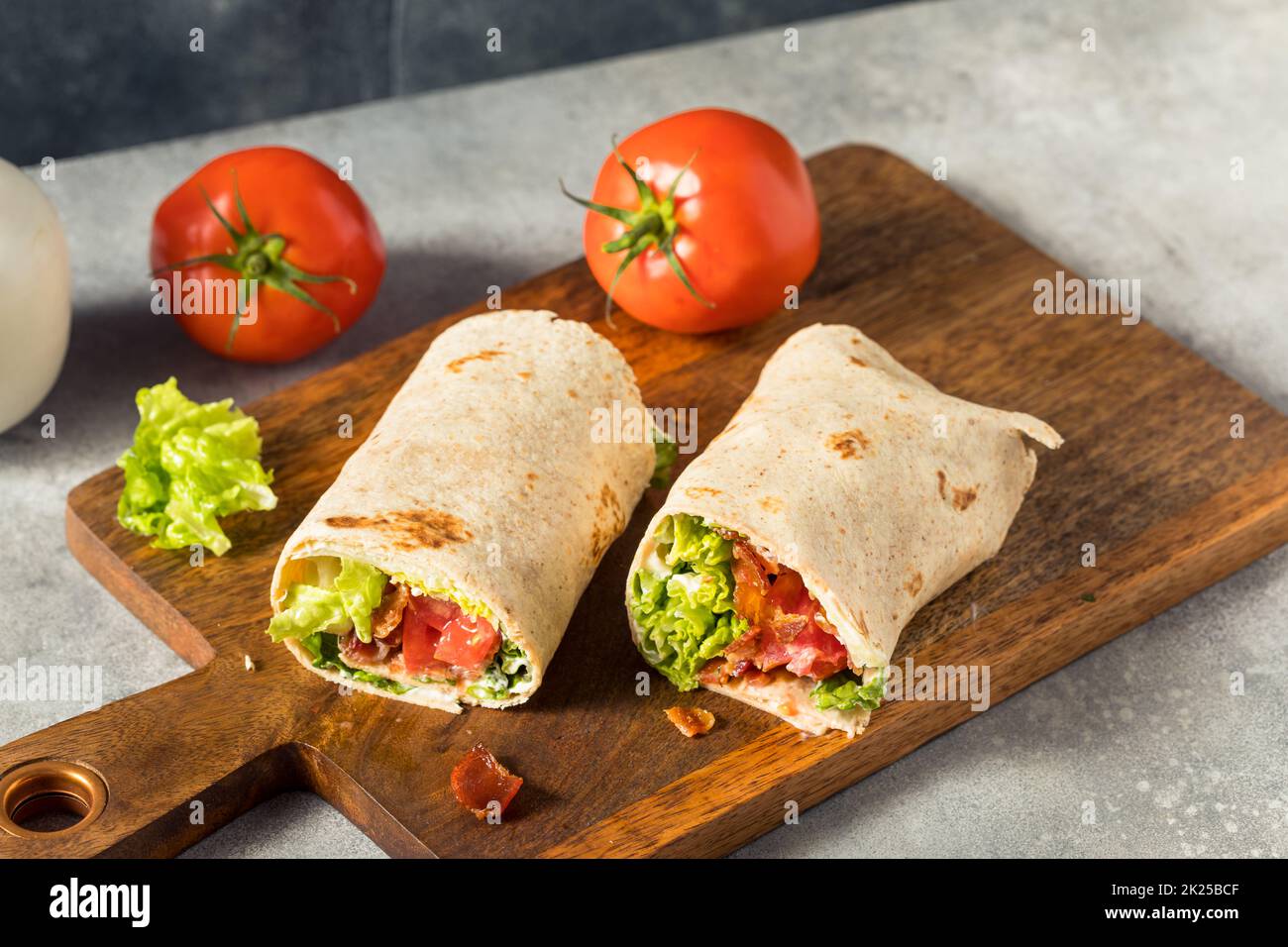 Salade de bacon maison tomates BLT Wrap avec Mayo Banque D'Images