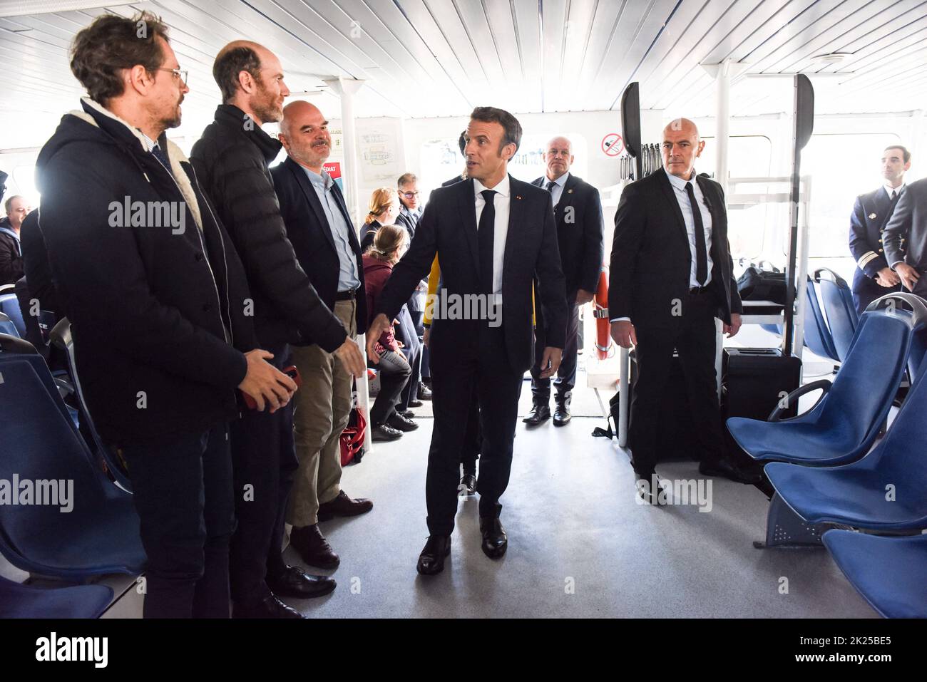 Le président français Emmanuel Macron arrive sur un bateau pour visiter ...