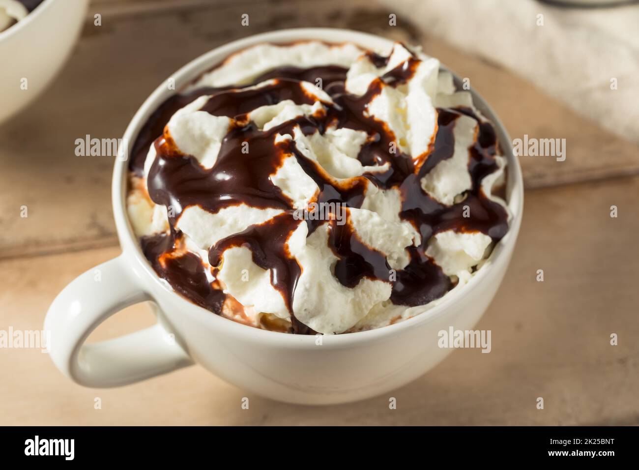 Café chaud au moka chaud avec crème fouettée et chocolat Banque D'Images