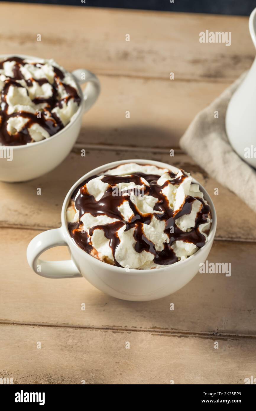 Café chaud au moka chaud avec crème fouettée et chocolat Banque D'Images
