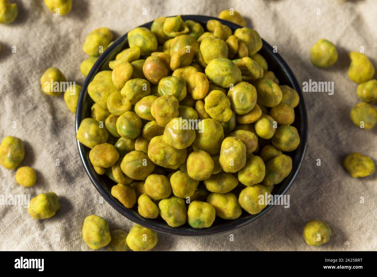 Petits pois japonais wasabi faits maison dans un bol Banque D'Images