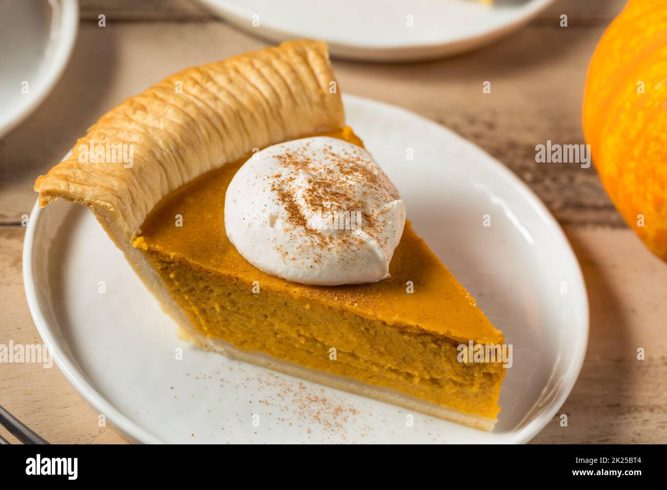 Tarte à la citrouille maison de Thanksgiving avec crème fouettée et épices Banque D'Images